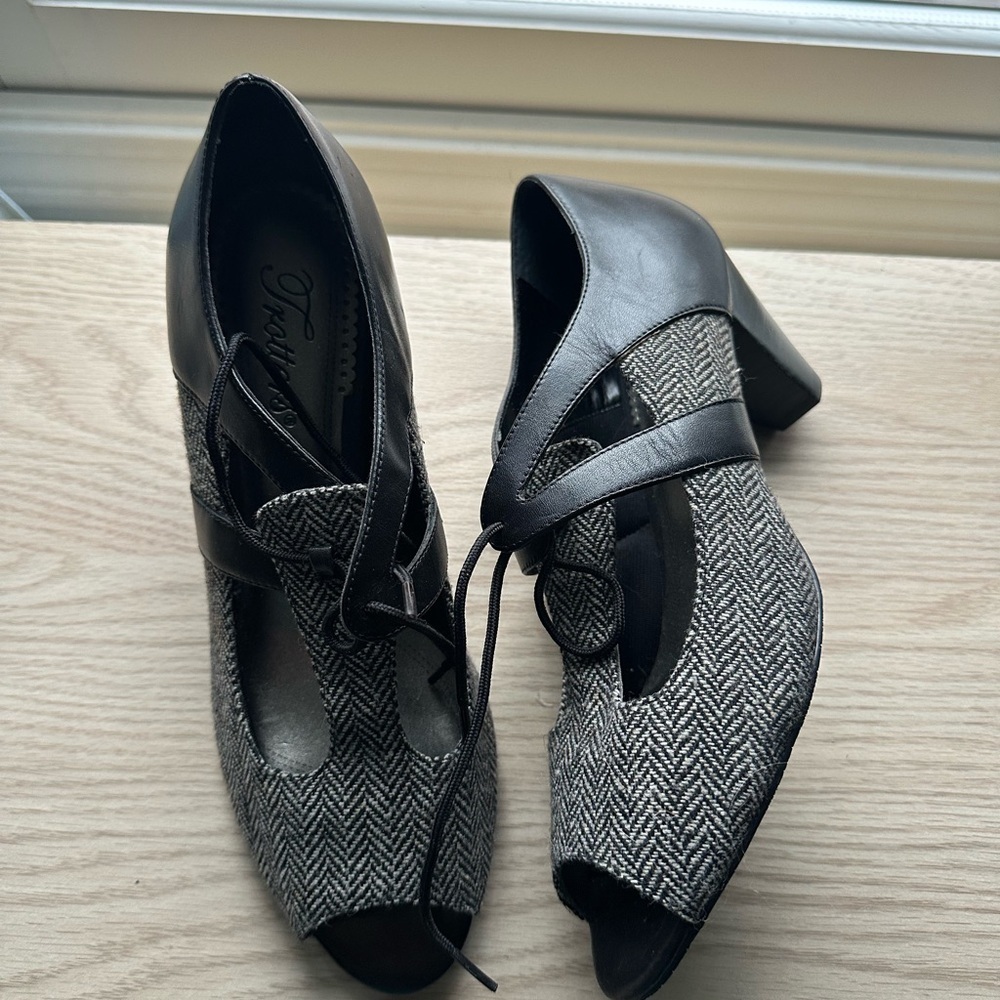 Trotters Black and Gray Patterned Heels